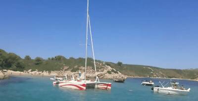 Menorca: Entdecke die Nordküste Menorcas bei einer halbtägigen Katamaran-Tour in einer Gruppe mit maximal 10 Teilnehmern. Dieser exklusive Katamaran bietet dir das Vergnügen des Segelns ohne Lärm oder Verschmutzung durch das nördliche Meeresschutzgebiet.
