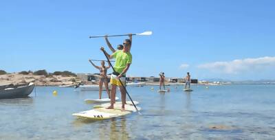 Formentera: Erlebe die Natur, erfrische deine Sinne und finde die Balance auf einer einzigartigen Paddel-Surf-Tour auf Formentera. Ein erfahrener SUP-Guide führt dich sicher entlang der Küste über kristallklares Wasser.